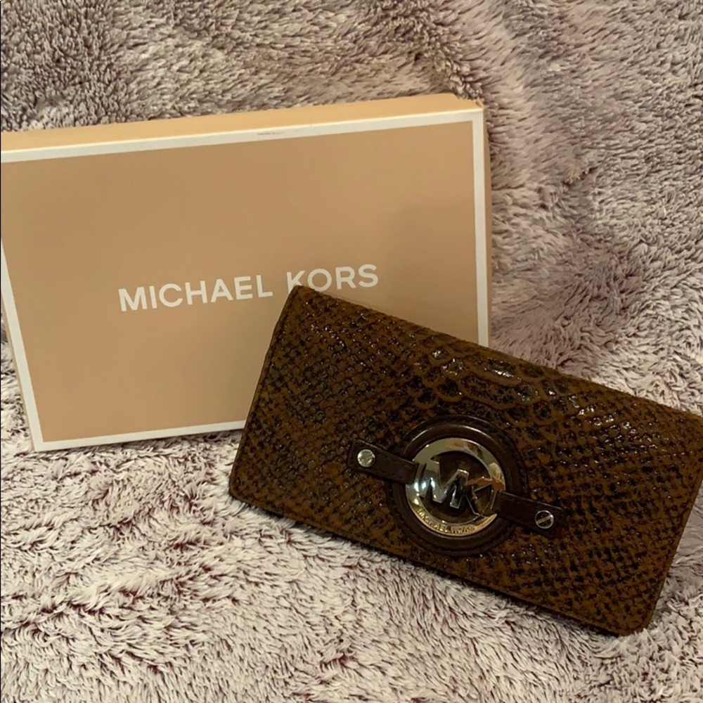 Michael kors brown snakeskin clasp wallet